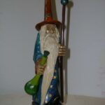 Czarnoksiężnik Merlin I, rzeźba w drewnie, wys. 38 cm